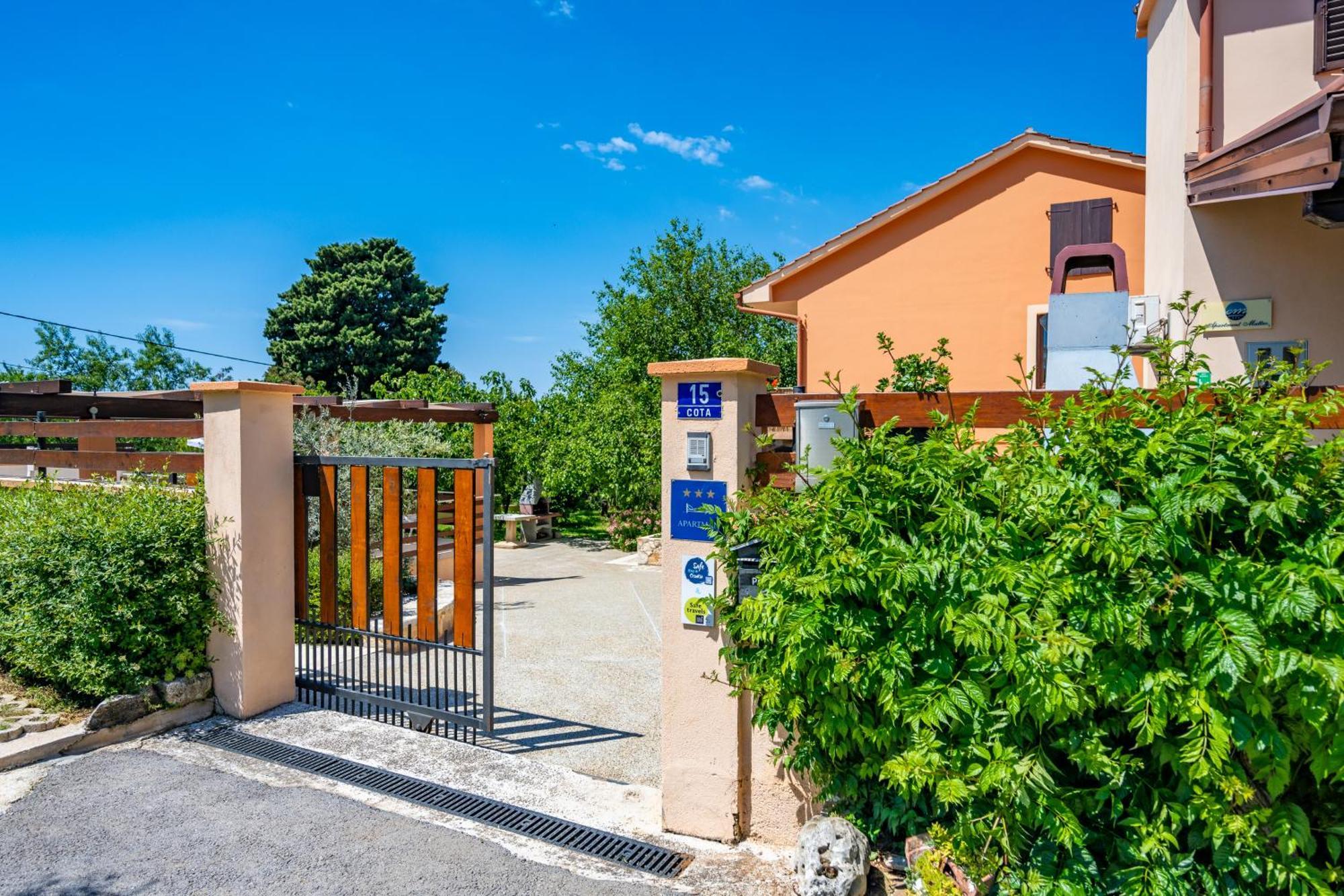 E-M Apartments With Private Pool Vinkuran Exterior foto